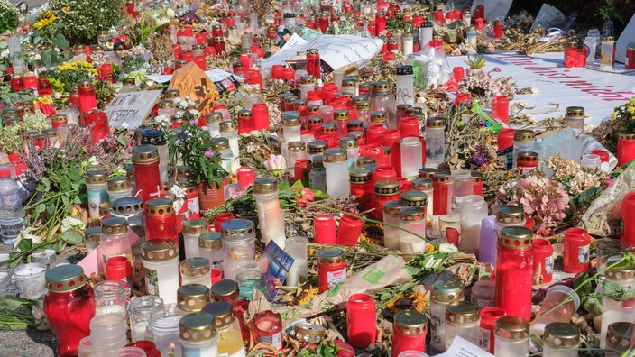 Gedenken mit Blumen und Kerzen an die Opfer des Attentats von Solingen an der Gedenkstaette an der Stadtkirche in der Naehe des Tatortes Fronhof am 01.09.2024