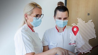 Gesundheits- und Krankenpflegerin Nihada Celikovic (l) und Suzanna Mehremic (r), Pflegehelferin und Demenzexpertin im St. Vinzenz-Hospital in Köln