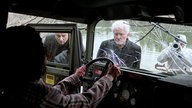 Szene aus dem Tatort "Charlie": eine tote Frau am Steuer eines Autos, die Kommissare Leitmayr und Batic schauen durch die kaputte Wundschutzscheibe