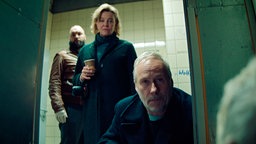 Jonas Hauck (Isaak Dentler), Anna Janneke (Margarita Broich) und Paul Brix (Wolfram Koch), v.l.n.r., Szene aus dem "Tatort: Es grünt so grün, wenn Frankfurts Berge blüh'n"