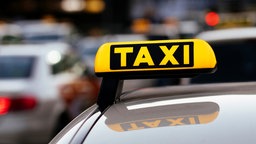 Taxi-Autos am Kölner Hauptbahnhof.