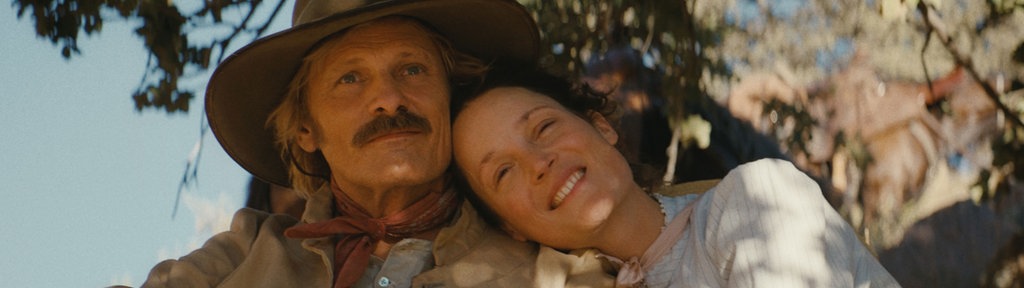 Viggo Mortensen als Holger Olsen und Vicky Krieps als Vivienne Le Coudy in einer Szene des Films "The Dead Don't Hurt"