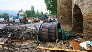 Eine von der Flut zerstörte Weinkelter liegt an der Stadtmauer von Ahrweiler.