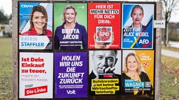 Plakatwand mit mehreren Wahl-Plakaten.