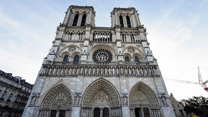 Die Kathedrale Notre-Dame de Paris aus einer Unterperspektive von vorne fotografiert.