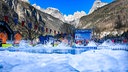 Eisschwimm-WM: Ein von Eis und Wimpeln umgebenes Schwimmbecken mitten in den Dolomiten