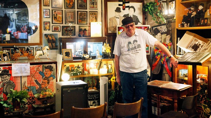 Wolfgang Günther inmitten von Exponaten in seinem Laurel & Hardy Museum in Solingen