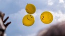 Symbolbild: Smiley-Ballons vor blauem Himmel