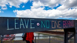 Schrift auf dem Stahlträger einer Brücke.