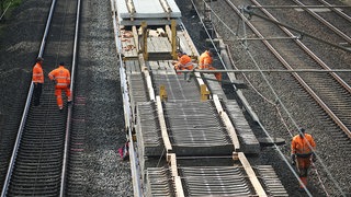 Bahnschwellen liegen auf einem 700 Meter langer Gleisumbauzug zwischen Köln und Düsseldorf, der alte gegen neu Schienen austauscht (Symbolbild)