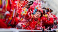 Karnevalisten feiern an Weiberfastnacht die Eröffnung des Straßenkarnevals auf dem Alter Markt