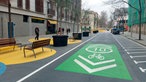 Autofreie Straße mit Sitzgelegenheiten und Fahrradstraße in Barcelona