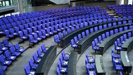 Symbolbild des leeren Plenarsaal des Deutschen Bundestag in Berlin