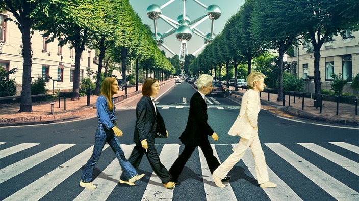 Bildmontage: Die Spitzenkandidatinnen Terry Reintke, Katarina Barley, Marie Agnes Strack-Zimmermann und Ursula von der Leyen gehen über einen Zebrastreifen in Brüssel. Das Bild ähnelt dem weltbekannten Beatles-Cover zum Album "Abbey Road". Montage: WDR