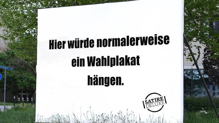 Ein weißes Wahlplakat auf dem steht: Hier würde normalerweise ein Wahlplakat hängen.