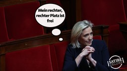 Marine Le Pen sitzt im Parlament, der Platz neben ihr ist leer