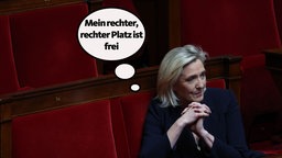 Marine Le Pen sitzt im Parlament, der Platz neben ihr ist leer