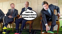 Satirische Fotomontage: Satirische Fotomontage: Christian Lindner, Olaf Scholz und Robert Habeck tragen zu ihren Anzügen Badeschlappen in der Farbe ihrer jeweiligen Partei