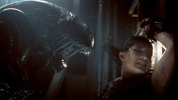 Xenomorph und Cailee Spaeny als Rain Carradine in einer Szene des Films "Alien: Romulus"