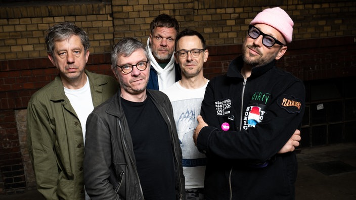 Die Mitglieder der Band Beatsteaks, Thomas Götz (l-r), Bernd Kurtzke, Torsten Scholz, Peter Baumann und Arnim Teutoburg-Weiß, stehen nebeneinander