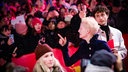 Schauspielerin Tilda Swinton auf dem roten Teppich bei der Eröffnungszeremonie der Berlinale umringt von Fans.