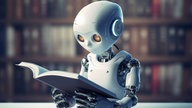 Ein kleiner KI-Roboter, der ein mit generativer KI-Technologie erstelltes Buch liest.