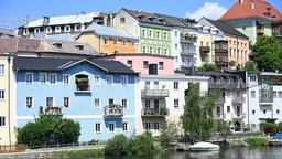 Bad Ischl: Blick auf die Häuserzeile von Gmunden.