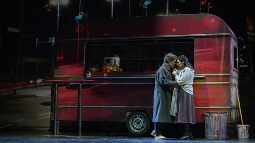 Garrie Davislim und Marlena Devoe in einer Szene aus "La Bohème" am Theater Münster