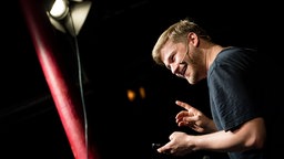 Der Künstler und Comedian Shahak Shapira bei einem Auftritt 