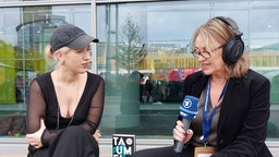 Sina Scherzandt und Claudia Dichter bei einem Interview auf der Frankfurter Buchmesse 2024.