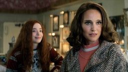 Mikey Madison und Natalie Portman in einer Szene der Serie The Lady in the Lake.