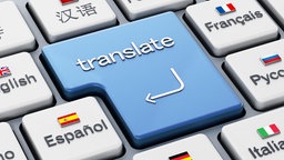 Eine Taste mit der Aufschrift "translate" inmitten anderer Tasten mit Länder- und Sprachbezeichnungen