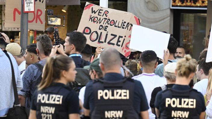 Demonstranten vor der Polizeiwache Nord in Duisburg