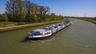 Tanker fährt im Dortmund-Ems-Kanal