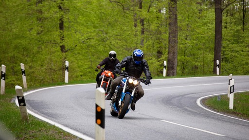 Motorradfahrer auf einer Landstraße