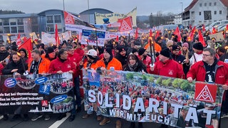 eschäftigte von Thyssenkrupp Steel demonstrieren gegen eine geplante Standortschließung im Siegerland. 