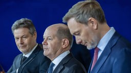 Robert Habeck (l-r, Bündnis 90/Die Grünen), Olaf Scholz (SPD) und Christian Lindner (FDP), geben ein Pressestatement zur Einigung für den Bundeshaushalt.