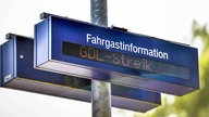 Ein Schild am Bahnsteig weist auf den Bahnstreik hin