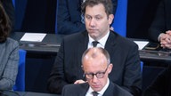 Lars Klingbeil sitzt im Januar 2024 im Bundestag hinter Friedrich Merz