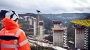 27.11.2024, Nordrhein-Westfalen, Lüdenscheid: Eine Sprecherin der Autobahn GmbH schaut auf die Baustelle der Rahmede-Talbrücke.