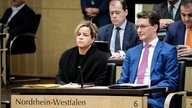 NRW-Ministerpräsident Hendrik Wüst (CDU) und Stellvertreterin Mona Neubaur (Grüne) im Plenarsaal des Bundesrats.