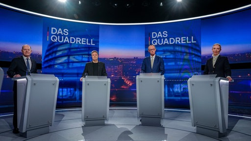 Vier Kanzlerkandidaten an ihren Rednerpulten beim Quadrell zur Bundestagswahl: Olaf Scholz, Robert Habeck, Friedrich Merz und Alice Weidel.