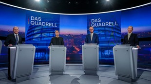 Vier Kanzlerkandidaten an ihren Rednerpulten beim Quadrell zur Bundestagswahl: Olaf Scholz, Robert Habeck, Friedrich Merz und Alice Weidel.