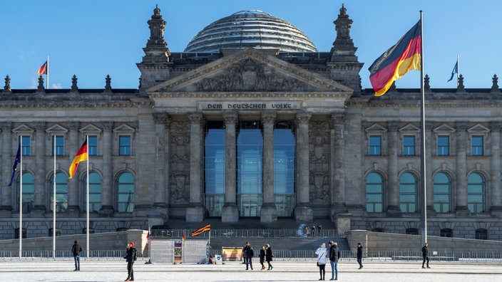 Frontansicht des Reichstagsgebäudes in Berlin mit der Inschrift "Dem Deutschen Volke". 