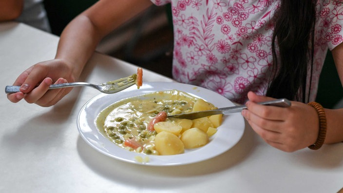 Schülerin beim Mittagessen in der Mensa einer Schule. Der Bürgerrat plädiert für ein kostenloses Schulessen für alle Kinder.