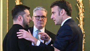 Wolodymyr Selenskyj, Keir Starmer und Emmanuel Macron stehen beim European Leaders Summit in London eng beieinander