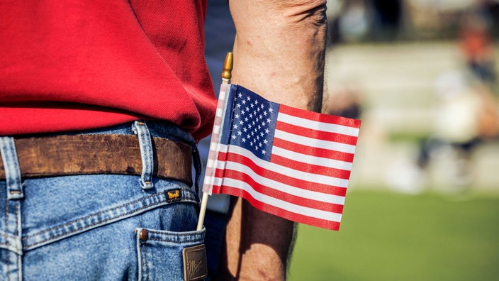 Symbolbild zur US-Präsidentschaftswahl; ein Mann trägt eine US-Flagge in der Gesäßtasche seiner Jeans