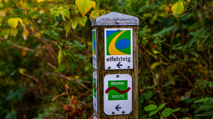 Wegweiser auf dem Wanderweg Eifelsteig in der Nähe von Monschau.