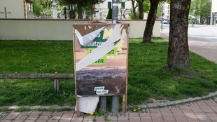 Zerstörtes Wahlkampfplakat der Grünen in München.
