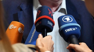 Mikrofone von ZDF, Deutschlandfunk und SWR beim Interview, Bundesverfassungsgericht, 16.05.2018. 